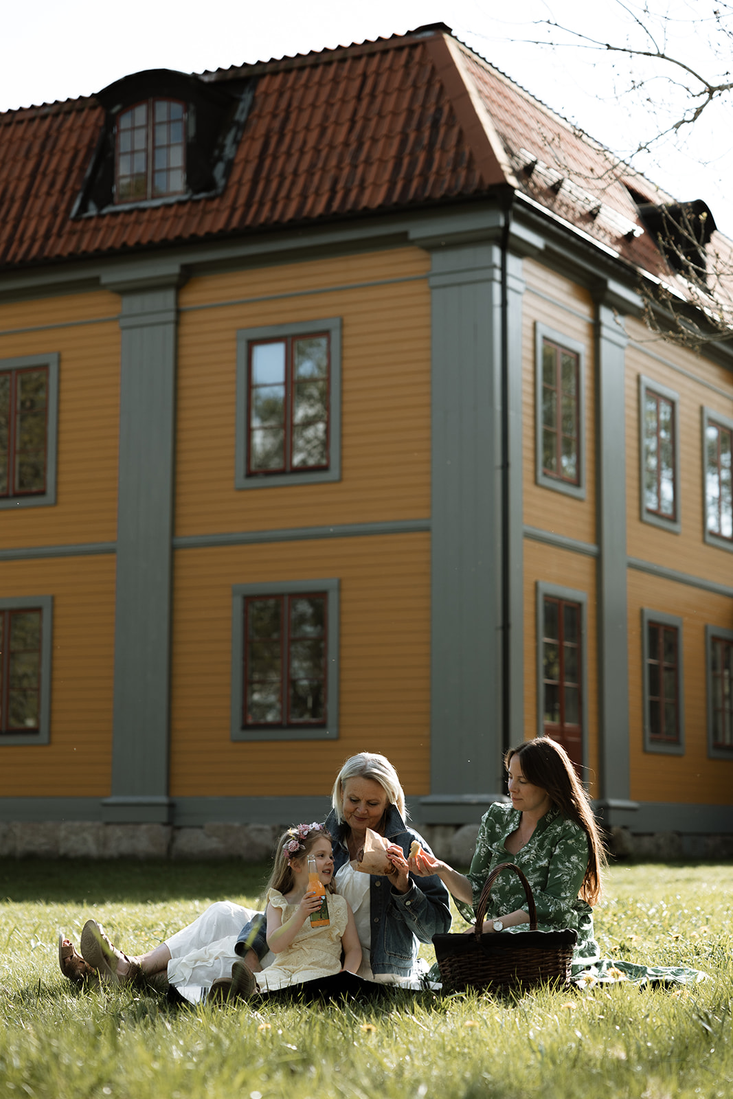 Westsura Herrgård i dag, med gul fasad