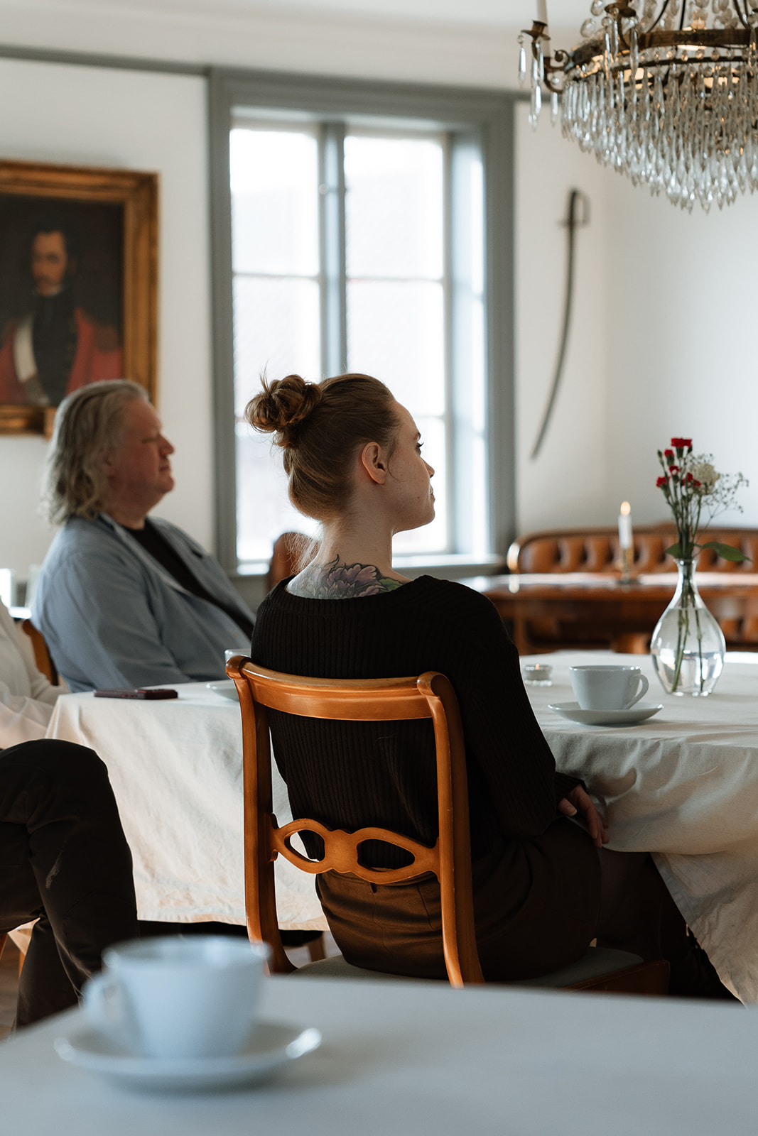 Gäster i samtal vid bordet i salongen