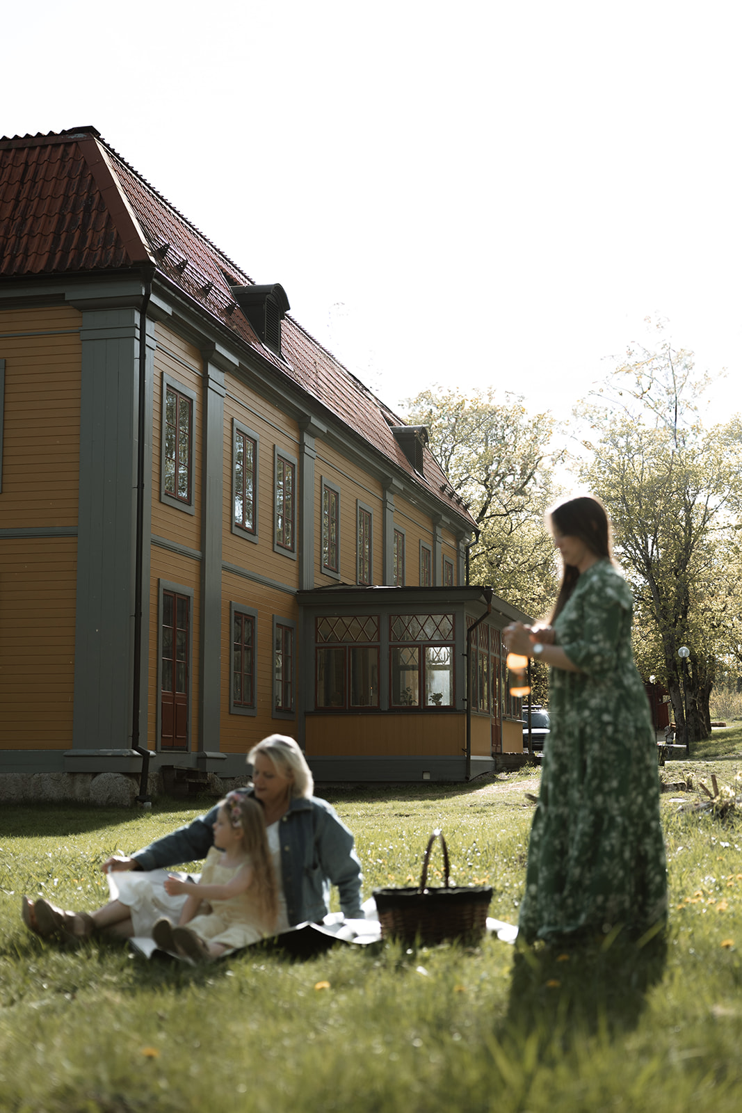 Westsura Herrgård med gul fasad sedd från trädgården