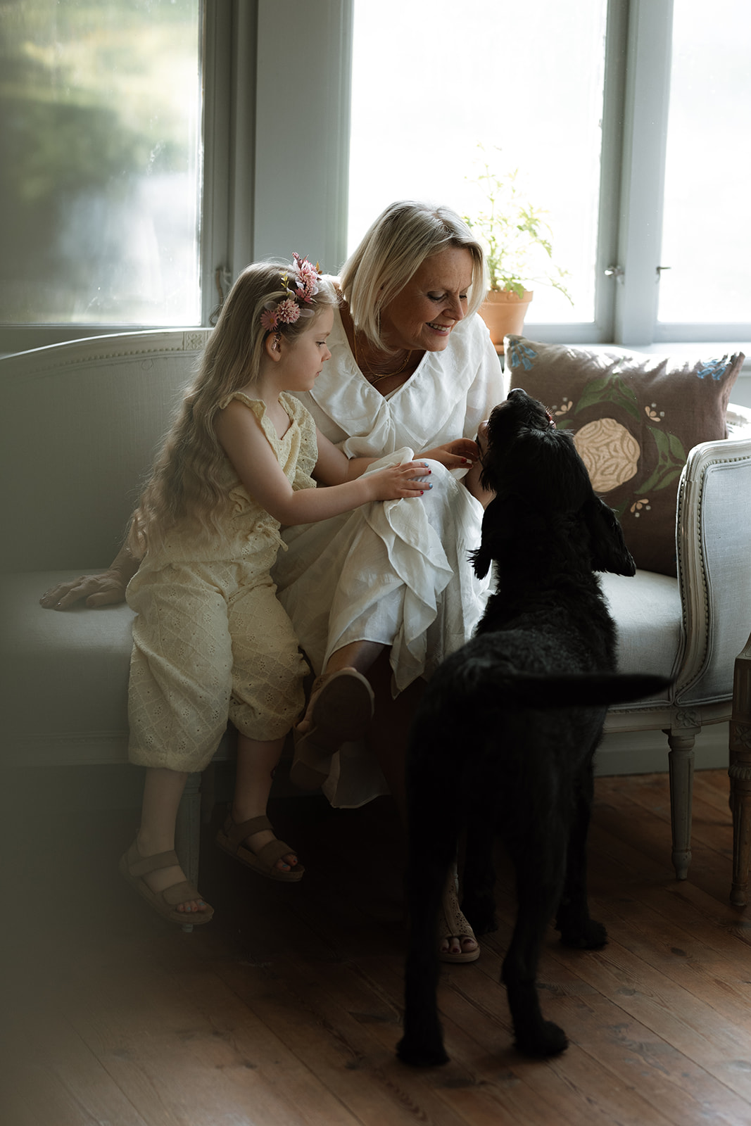 Hund och barn i soffan på herrgården